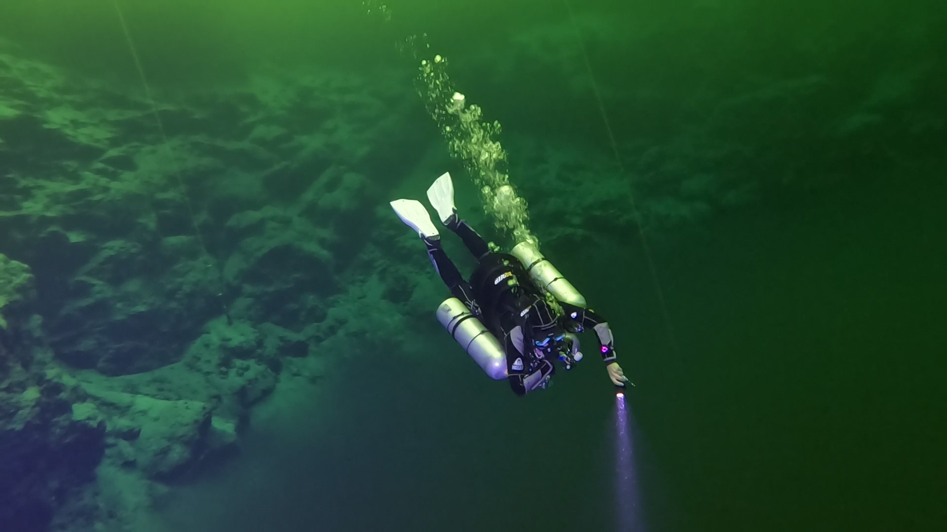 A technical diver desending into the deep