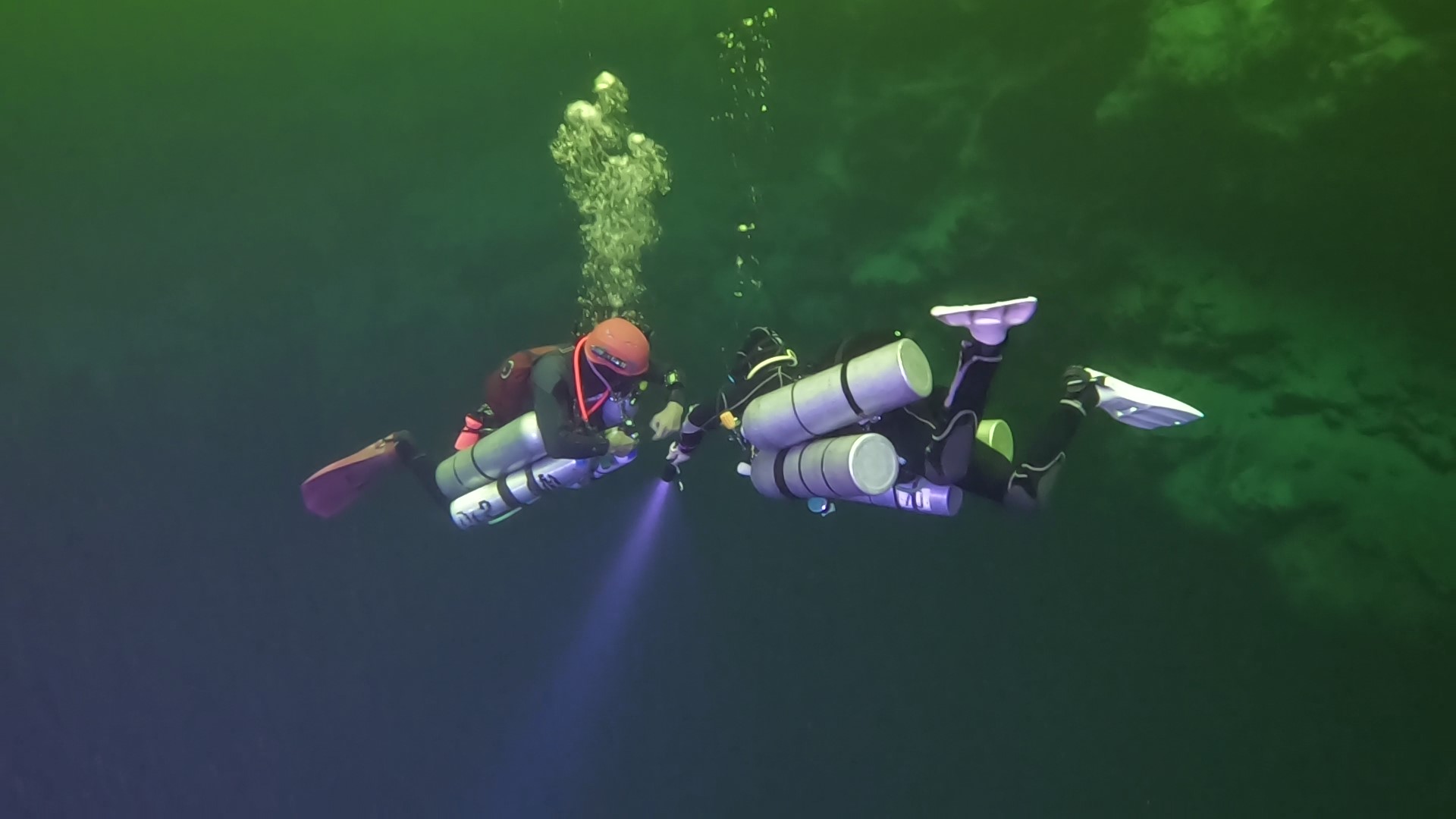 Two divers checking depth before switching to decompression gas.
