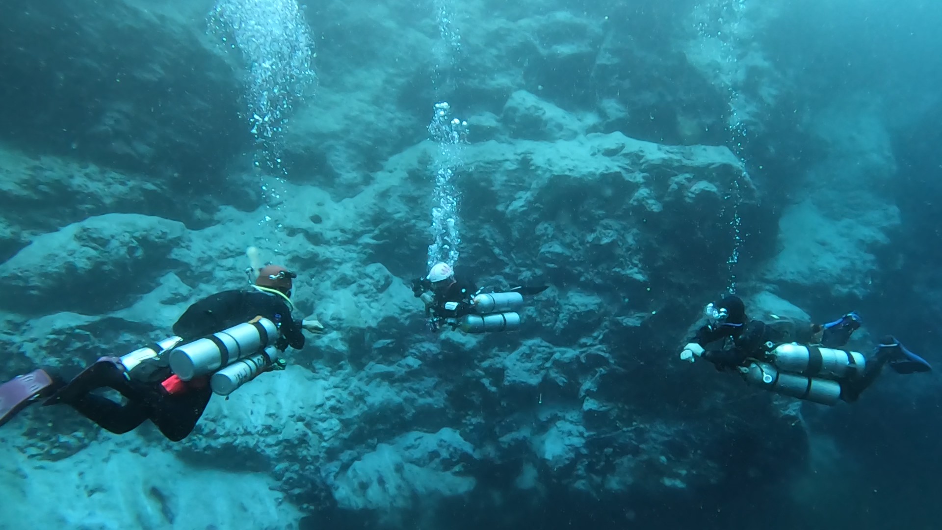 Changing gas procedure performed by technical divers